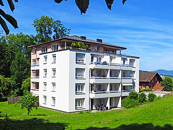 Aussenansicht von der Zeughausstrasse 44 mit 17 Wohnungen